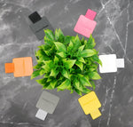 Bunte Pen Loops von NutsAndNotes umgeben eine Pflanze – funktional und dekorativ.