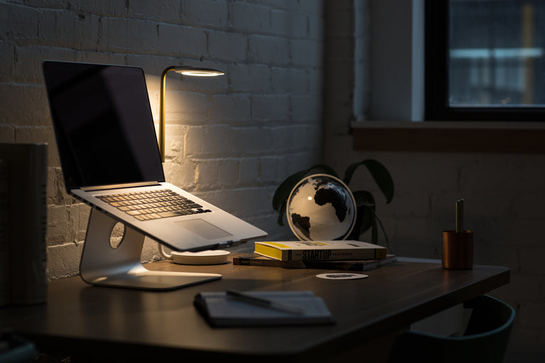 Moderner Arbeitsplatz mit Laptop, Büchern und Dekoration – Über uns bei NutsAndNotes.